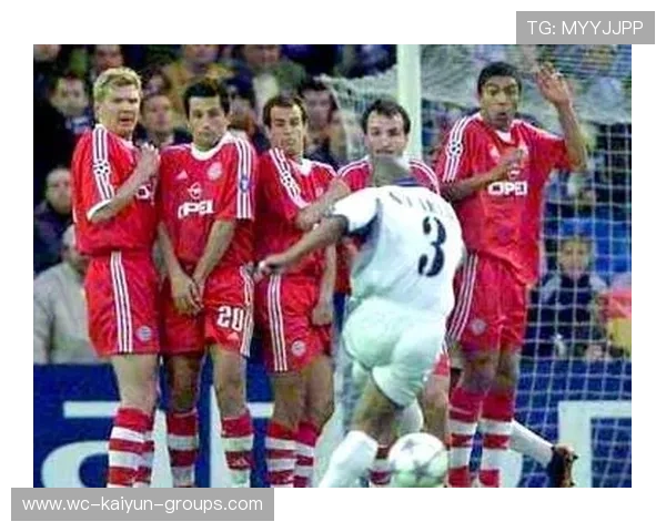 任意球短传配合突破人墙，随后破门得手——现代足球的完美战术